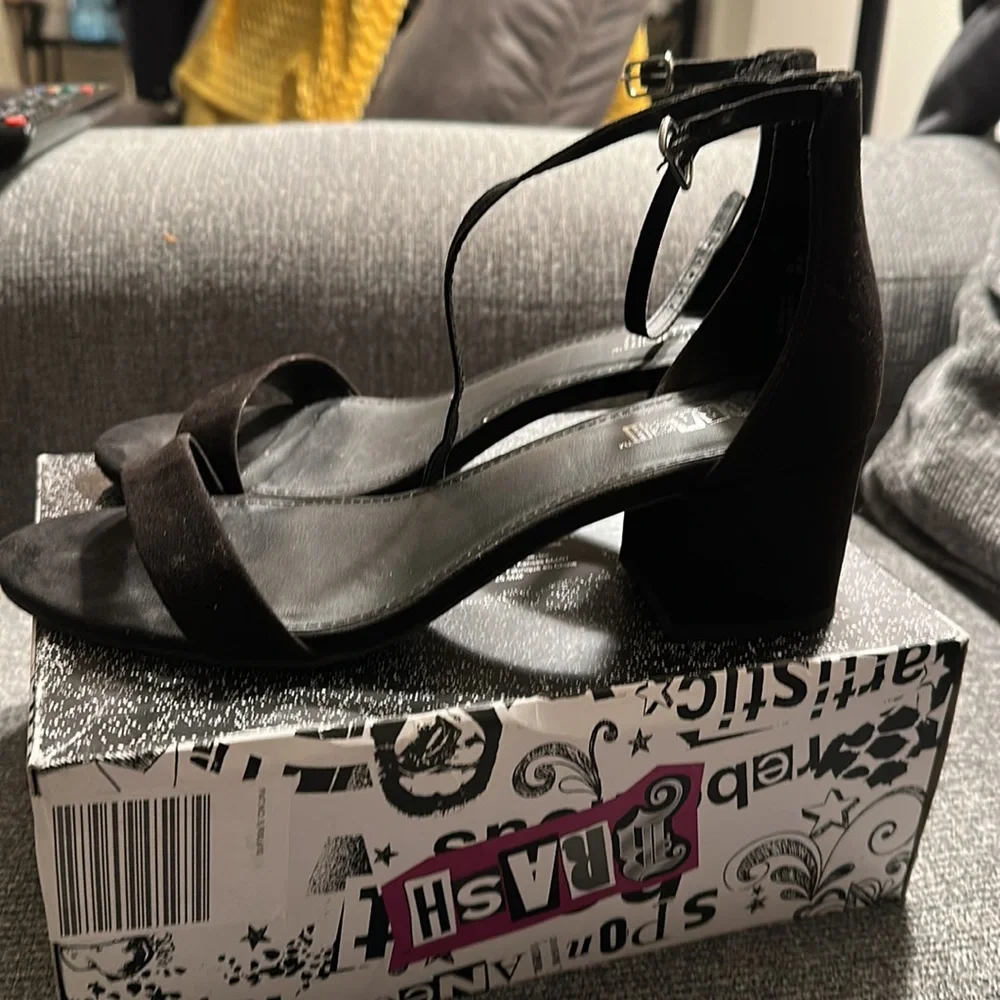 Women black heels - Picture 5 of 8